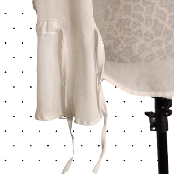 White Blouse with flower detail and wrist ties SIZE XL - Picture 5 of 6